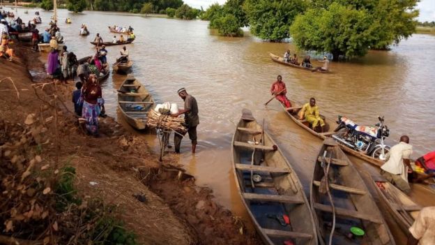 piroguier Niger Benin frontière fleuve transport fluvial 